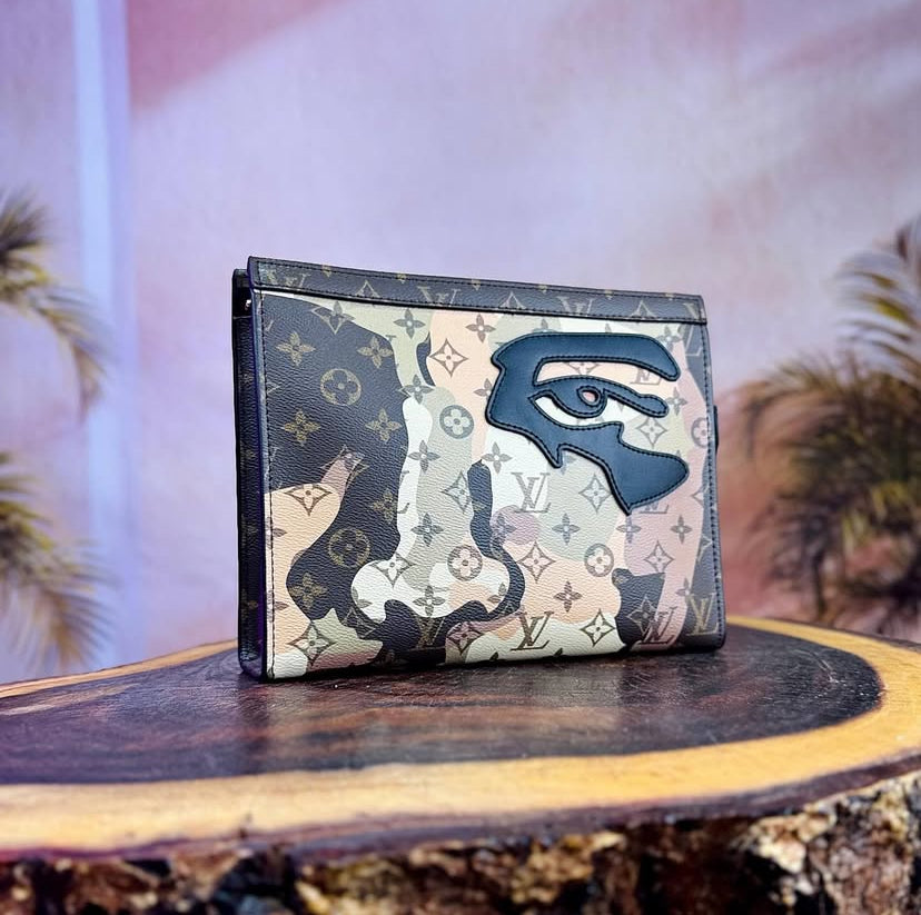 Louis Vuitton Pochette Voyage face portrait