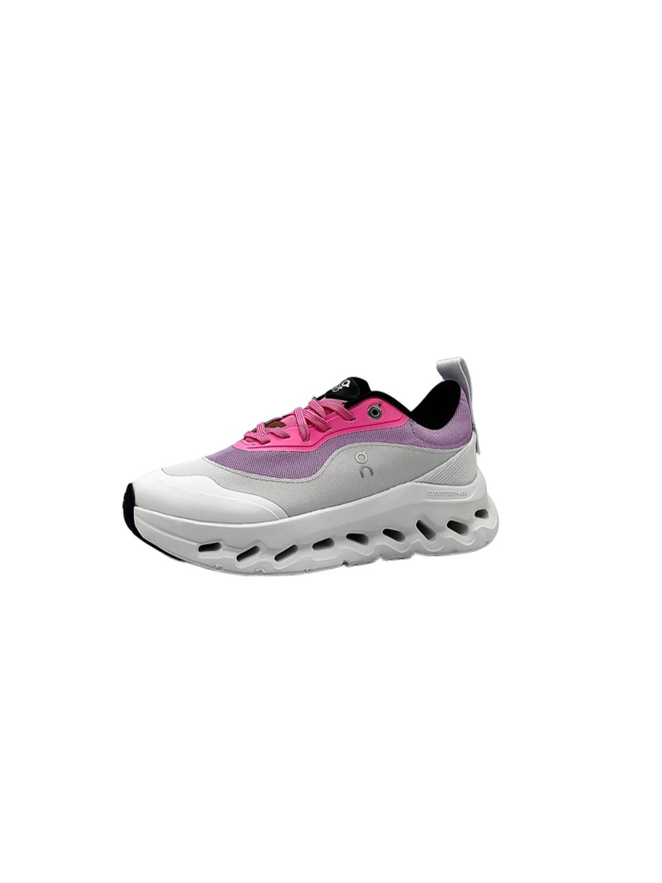 ON Cloud Loewe X On Running Woman